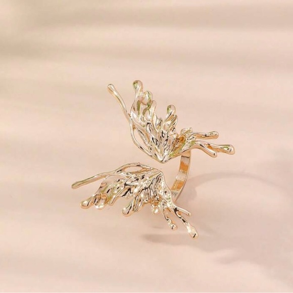 Elegant Gold Butterfly Ring - Picture 2 of 3